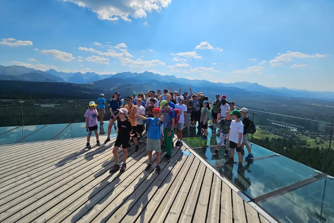 Grupa z obozu na tarasie widokowym z widokiem na Tatry